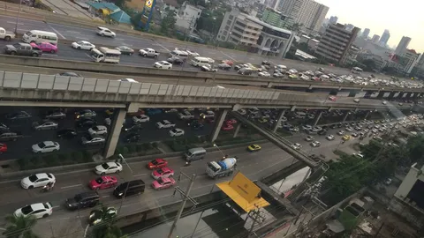 ฝนกระหน่ำกรุง จราจรอัมพาต ถ.แจ้งวัฒนะท่วม