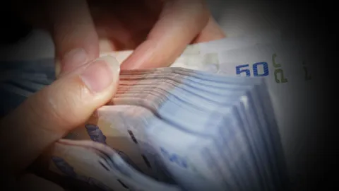 แจ้งจับคนเทศบาล 'นายก-เมีย-ปลัด' ตุ๋นกินเงินสอบบรรจุ