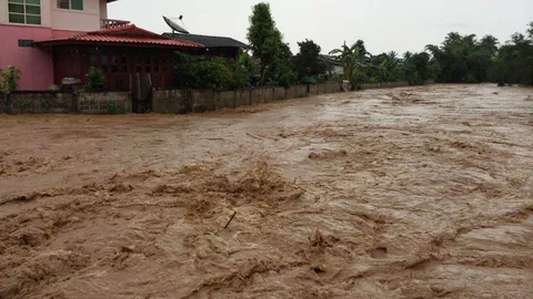 ฝนกระหน่ำ น้ำเชี่ยวกราก พะเยาจมบาดาล  5 หมู่บ้าน