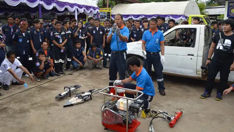 กู้ภัยสว่างสระแก้วฯ รับมอบ 'เครื่องตัดถ่าง' พระราชทาน