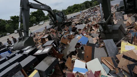 รรก.ผบ.ตร.นำกำลัง ตร.-ทหาร ทำลายตู้ม้า 3,777ตู้ ตามนโยบาย คสช.