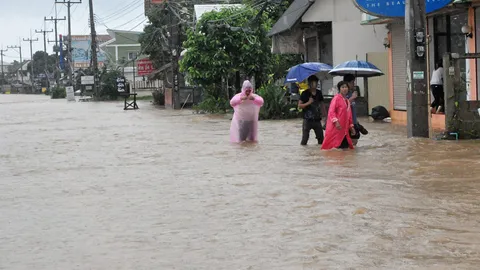 น้ำป่าทะลัก รพ.เวียงเชียงรุ้ง จนท.เร่งย้ายผู้ป่วยหนี 