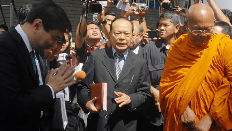 รวบแม่-พี่ 'พยาบาลเกด' โปรยใบปลิวปมยกฟ้อง 'อภิสิทธิ์-พระสุเทพ'