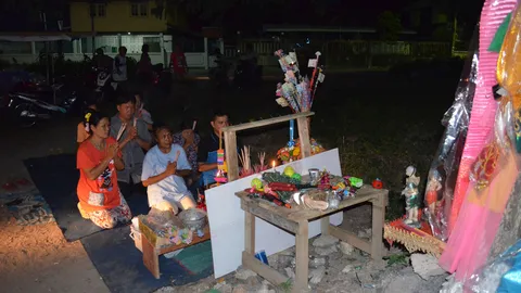 คนชลฯแห่ขอหวยต้นจามจุรี เชื่อเจ้าแม่จามเทวีสิงสถิตย์