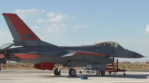 อย่าคิดว่าหมู เอฟ-16 ไร้คนขับ บินหลบจรวดแซมโชว์ (ชมคลิป)