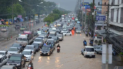 ฝนกระหน่ำโคราชหวิดเมืองบาดาล การจราจรเป็นอัมพาต