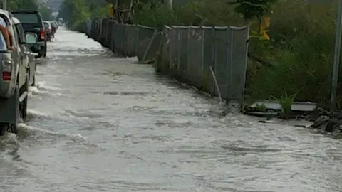 ท่อประปาแตก ถ.ทางรถไฟสายเก่า จราจรชะลอตัว