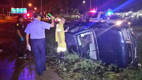 ปิกอัพลื่นน้ำคว่ำคาโค้ง คนขับกระเด็นตายบนถนน 