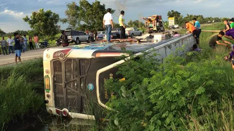 รถบัสนักเรียนรร.พิษณุโลก หักหลบสิบล้อ พลิกคว่ำหวิดดับ