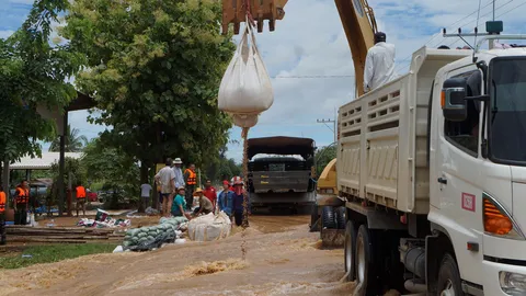 'แม่ทัพน้อยที่ 3' รุดบัญชาการสู้มวลน้ำใหม่ถล่ม 'สุโขทัย'   