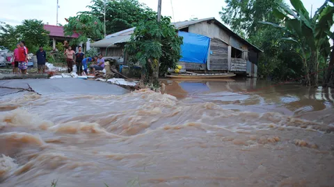 น้ำท่วมสุโขทัยยังวิกฤติ ถนนในอ.ศรีสำโรง น้ำซัดถูกตัดขาด