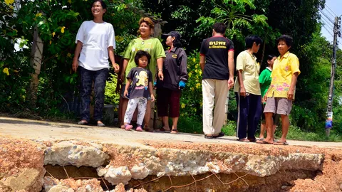 ฝนถล่ม'อ่างทอง' ถนนเสียหายยับ-ชาวบ้านผวาหวั่นบ้านร้าว
