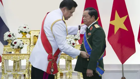 'ผบ.สส.'มอบเครื่องราชฯให้'ปธ.เสธ.ทหารเวียดนาม'