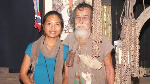 ฮือฮา! รักต่างวัย ศิลปินวัย 72 กับเจ้าสาว 27 ใช้ชีวิตเรียบง่าย (ชมคลิป)