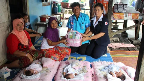 เยี่ยม ‘คุณแม่แฝด3’ ที่พังงา-เกือบไม่รอดชีวิตมาเลี้ยงลูก (ชมคลิป)