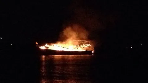 เรือนำเที่ยวดำน้ำภูเก็ตถูกเพลิงไหม้วอดทั้งลำ