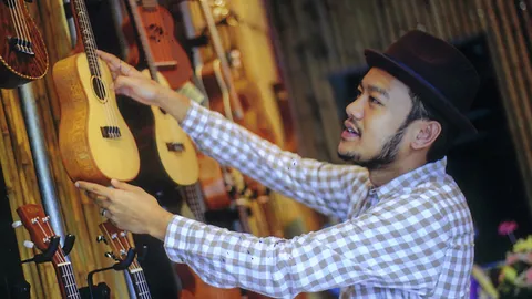 ‘สิงโต นำโชค’พักซ้อมคอนเสิร์ต โชว์มุมอาร์ต“เพนต์อูคูเลเล่”