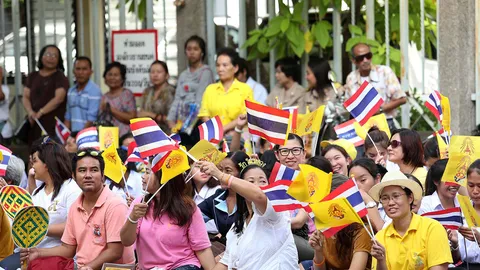 พสกนิกรตื้นตันใจเฝ้าฯ รับเสด็จ "ในหลวง-ราชินี" ขอทำดีตอบแทน