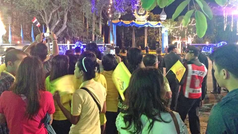 ในหลวง-ราชินี เสด็จฯถึงวังไกลกังวล ชาว‘หัวหิน’เฝ้าฯรับเสด็จเนืองแน่น   (ชมคลิป)