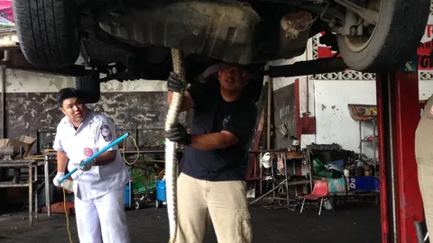 ผงา!งูเหลือมกว่า 3 ม.ซุกใต้ท้องรถเก๋งครูเชียงใหม่