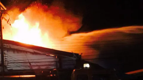 ไฟไหม้ห้างค้าส่งกลางเมืองหาดใหญ่ ไร้เจ็บ