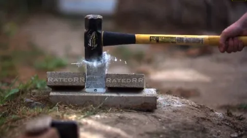 เสียดายอ่ะ! จับ 'ไอโฟน 6 พลัส' แช่แข็ง ก่อนโดนทุบสุดแรง!