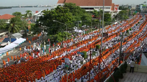 ปากน้ำตักบาตร 11,111 รูป นำของช่วยภาคใต้