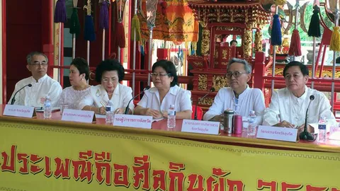 นักท่องเที่ยวแห่ร่วมประเพณีถือศีลกินผักที่ภูเก็ต