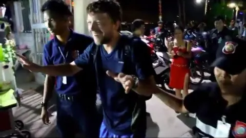 ตะลึง! ฝรั่งขาโตขอทาน โผล่เมาเละพัทยา (ชมคลิป)