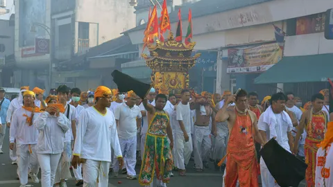 ยังแห่ชมม้าทรงภูเก็ต โชว์อิทธิฤทธิ์ใช้อาวุธแทงร่างกาย