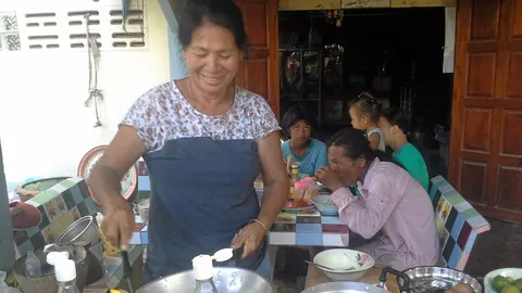 สุดคุ้ม! ก๋วยเตี๋ยวสุโขทัย 10 บาท สวนกระแสเศรษฐกิจ