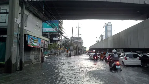ฝนถล่มกรุงช่วงบ่าย แยกเกษตร-แจ้งวัฒนะ อ่วม น้ำท่วมสูง รถติดหนึบ