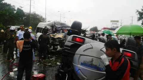 แวน ซิ่งข้ามเกาะกลางถนน เสยตู้โดยสาร ดับ 3 เจ็บ 18