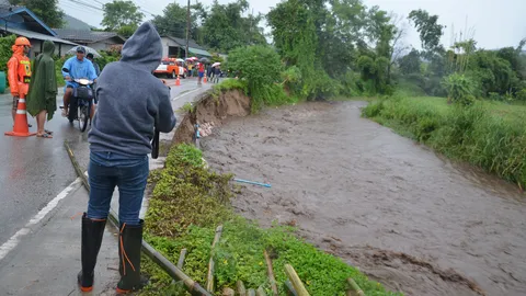 น้ำป่าทะลักจากดอยผ้าห่มปก ท่วมหมู่บ้านที่ ‘ฝาง’