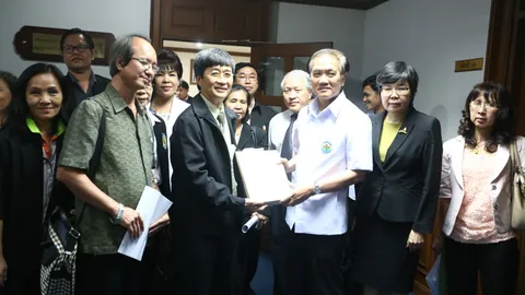 กลุ่มเภสัชฯ ยื่นรายชื่อ 'หมอรัชตะ' เห็นแย้ง พ.ร.บ.ยาฉบับใหม่