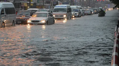 ฝนถล่มกรุง แยกบางพลัด-ประตูน้ำหนึบ แนะเลี่ยงเส้นทาง
