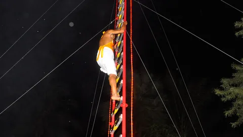 ม้าทรงพังงาแสดงอิทธิฤทธิ์ ปีนบันไดมีดสูงตึก 3 ชั้น