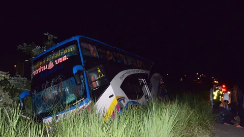 10 ล้อปาดหน้า รถทัวร์หักหลบ ตกถนนเจ็บ 7