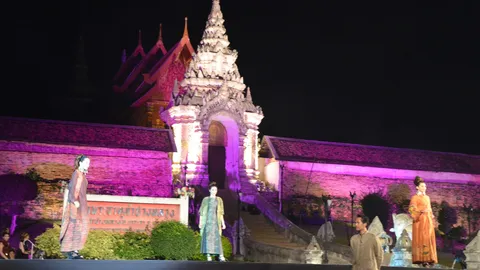 พิลึก!! งานหลวงเวียงละกอนลำปาง จัดเดินแฟชั่นหน้าวัดพระธาตุฯ