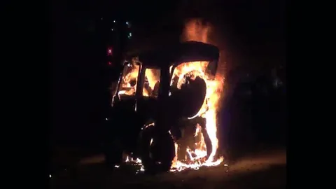 ปิกอัพเสยเก๋งชะลอเข้าด่าน สลดไฟคลอกดับ 3 ศพ ยกครัว 