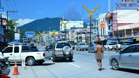 ตื่น! พบชายกำยำแก้ผ้าล่อนจ้อน วิ่งริมถนนเชียงราย