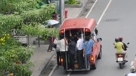สองแถวโอดครวญเตรียมพบ "ประจิน" วอนรัฐช่วยหลังค่าเชื้อเพลิงพุ่ง ซ้ำโดนวินมอเตอร์ไซค์ฉกลูกค้า