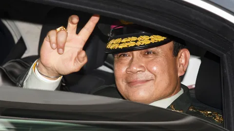 'ประยุทธ์' เปลี่ยนนั่งรถโฟล์คตู้กันกระสุน 