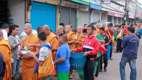 ทั่วไทยร่วมทำบุญตักบาตรเทโว เทศกาลออกพรรษา
