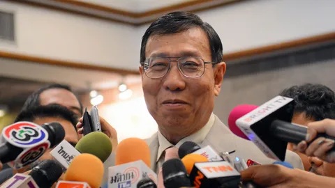 พรเพชร รับ ยังให้ความเห็น คดีถอดถอน ปู จำนำข้าวไม่ได้