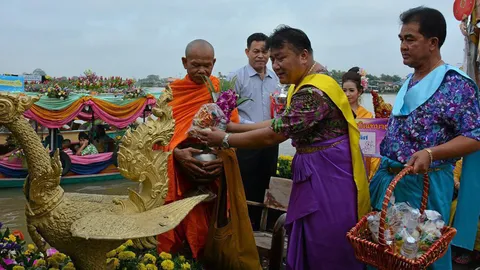 ตักบาตรเรือ