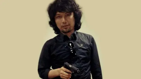 เสกโลโซ โพสต์โชว์ปืน ขู่ทำลั่น!