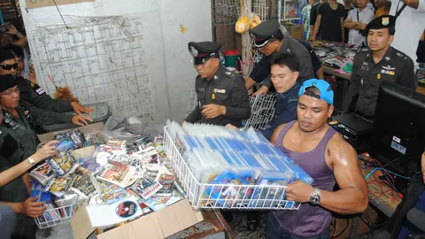 บุกจับ! สินค้าละเมิดลิขสิทธิ์ หนังแผ่น-ซีดีเถื่อนคลองถม