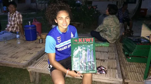 นักปั่นสาวน่องเหล็ก มอบอุปกรณ์ตำบักหุ่งให้กลุ่มแม่บ้าน