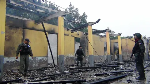 ผบ.ทบ.สั่ง มทภ.4 ล่าตัวคนร้ายเผาโรงเรียน